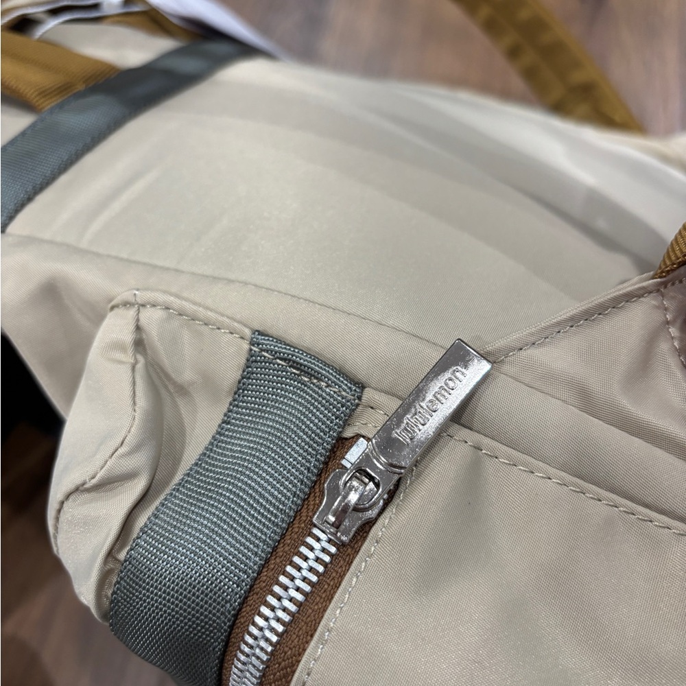 Lululemon Wunderlust Backpack Mini 14L Tan khaki - Picture 4 of 10
